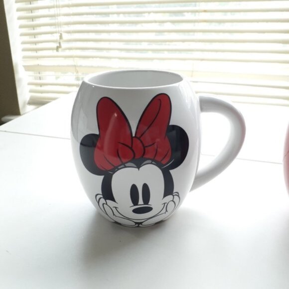Disney Minnie Mouse Oval Ceramic Mug 18oz | NWOT | Bold Black/Red/White Characte - Picture 2 of 6